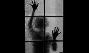 Что делать, если ночью кажется, что в комнате кто-то есть, и как с этим справиться