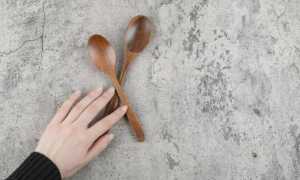 К чему падает ложка со стола или из рук: значение приметы и ее толкование