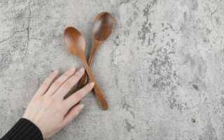 К чему падает ложка со стола или из рук: значение приметы и ее толкование