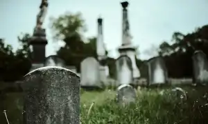 К чему снится убирать могилу на кладбище во сне