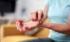 К чему чешется левая ладонь: примета и ее значение