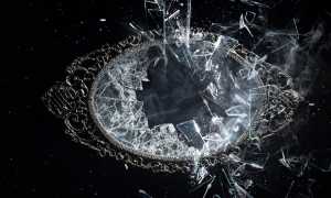 К чему бьётся зеркало случайно в доме, на работе, в машине большое и маленькое: причины и приметы