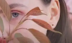 К чему горит и пылает лицо без причины и температуры: примета и её значение