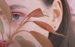 К чему горит и пылает лицо без причины и температуры: примета и её значение