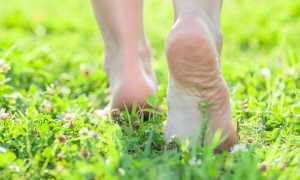 К чему снится ходить босиком во сне: к бедности или победе в жизни