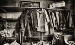 Можно ли носить вещи умершего человека до и после 40 дней, и что об этом говорят?